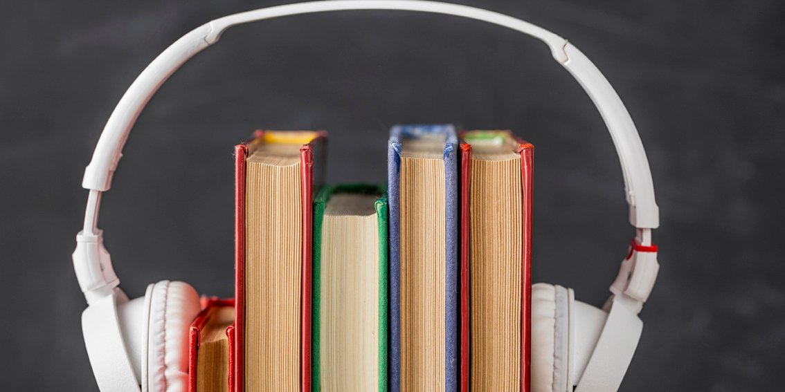variedade-de-livros-com-fones-de-ouvido